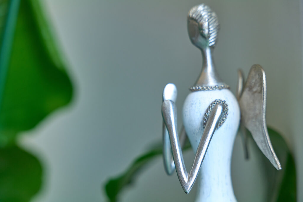 gros plan d'une statue d'un ange invitant à un moment de calme et de réflexion.