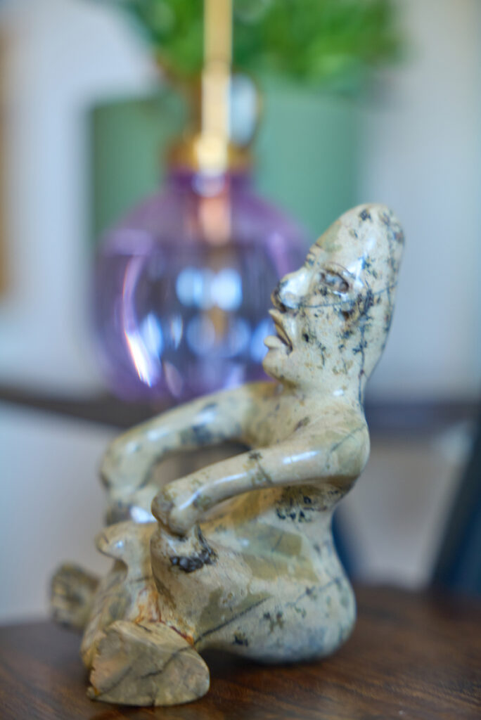 Petite sculpture représentant un olmèque en pierre, symbole de sagesse et de stabilité